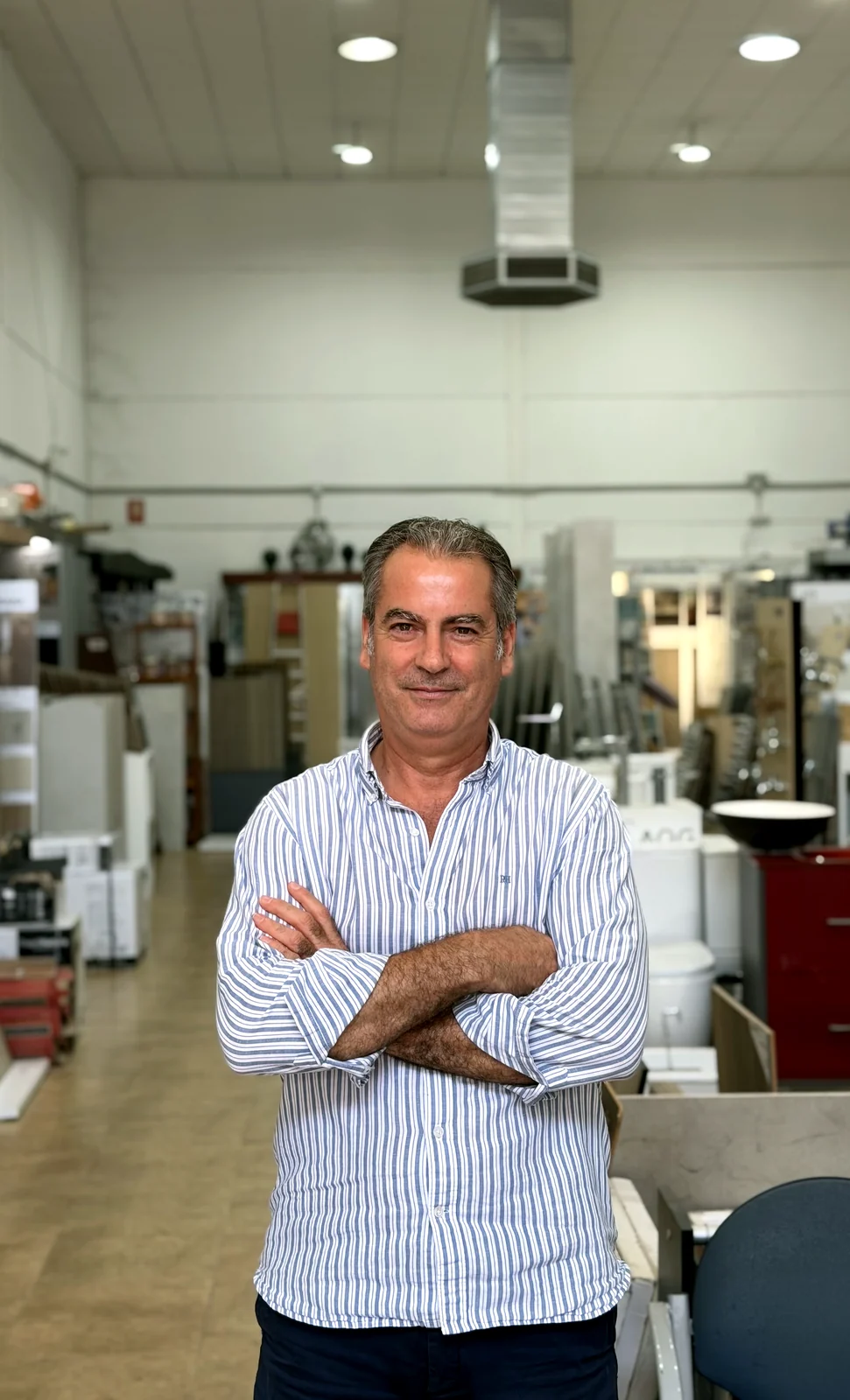 Paco Espinosa, propietario de Azulejos Ruesmu, en la exposición de la tienda en Dos Hermanas